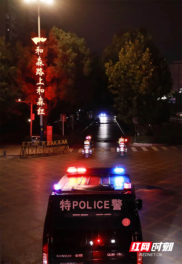 晚间路边车巡。