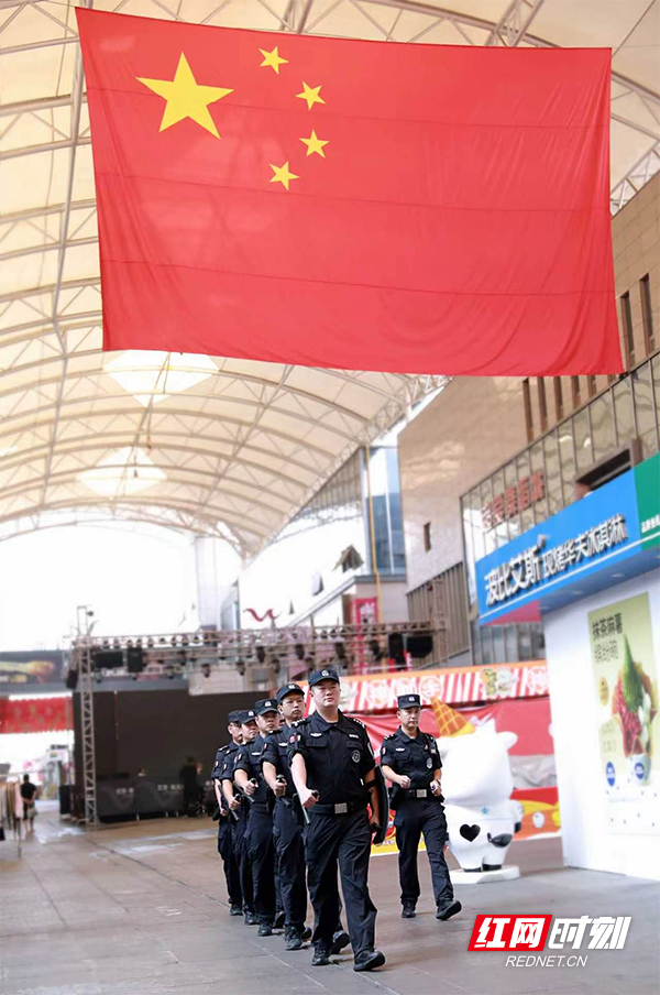 国庆街面巡逻。