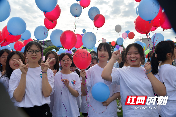 2200名师生共同放飞写满心愿的气球.