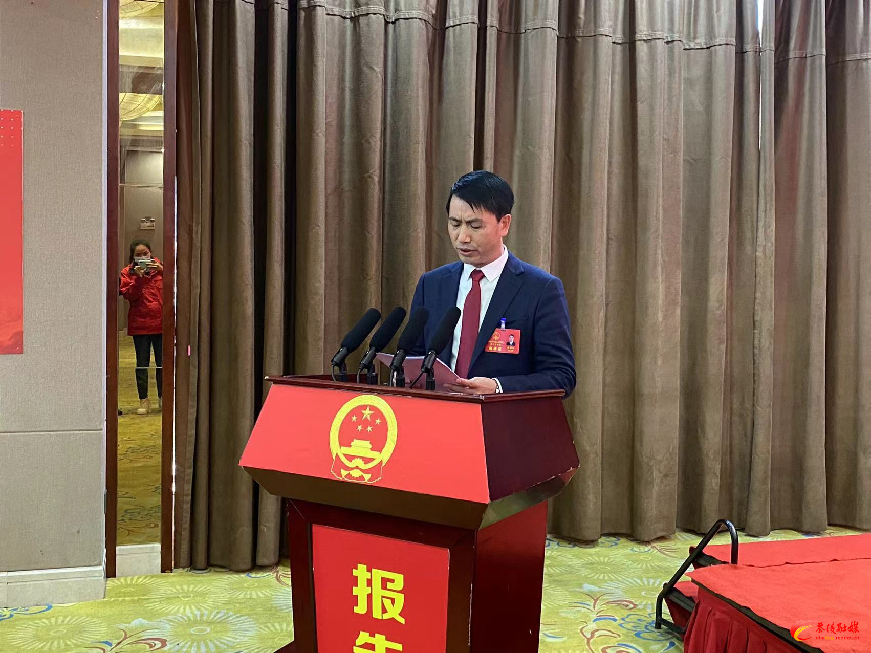 茶陵县人大常委会党组副书记,副主任周新华受县人大常委会委托向大会