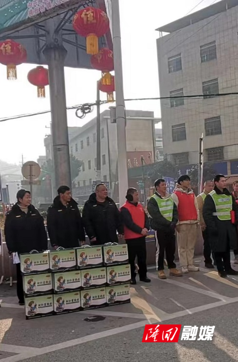 横板桥镇：爱心企业慰问交通执勤人员(图1)