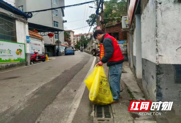 .龙须塘街道志愿者正在清扫辖区卫生（单位供图）.jpg