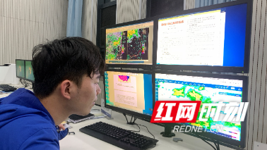 预报员何波炜紧盯雷达回波图分析天气形势。（来源：刘振阳）.jpg