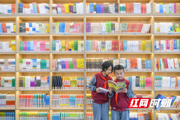 2024年4月22日，湖南省永州市道县道州玉潭东阳学校图书室，学生们在阅读图书。 (2).jpg
