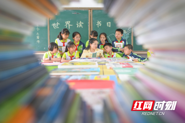 2024年4月22日，湖南省永州市道县第四小学，老师带领学生们一起阅读图书。 (2).jpg
