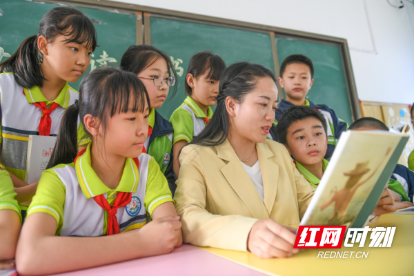 2024年4月22日，湖南省永州市道县第四小学，老师带领学生们一起阅读图书。 (3).jpg