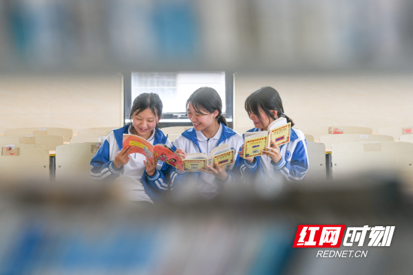 2024年4月22日，湖南省永州市道县潇水学校图书室，学生们在阅读图书。 (4).jpg
