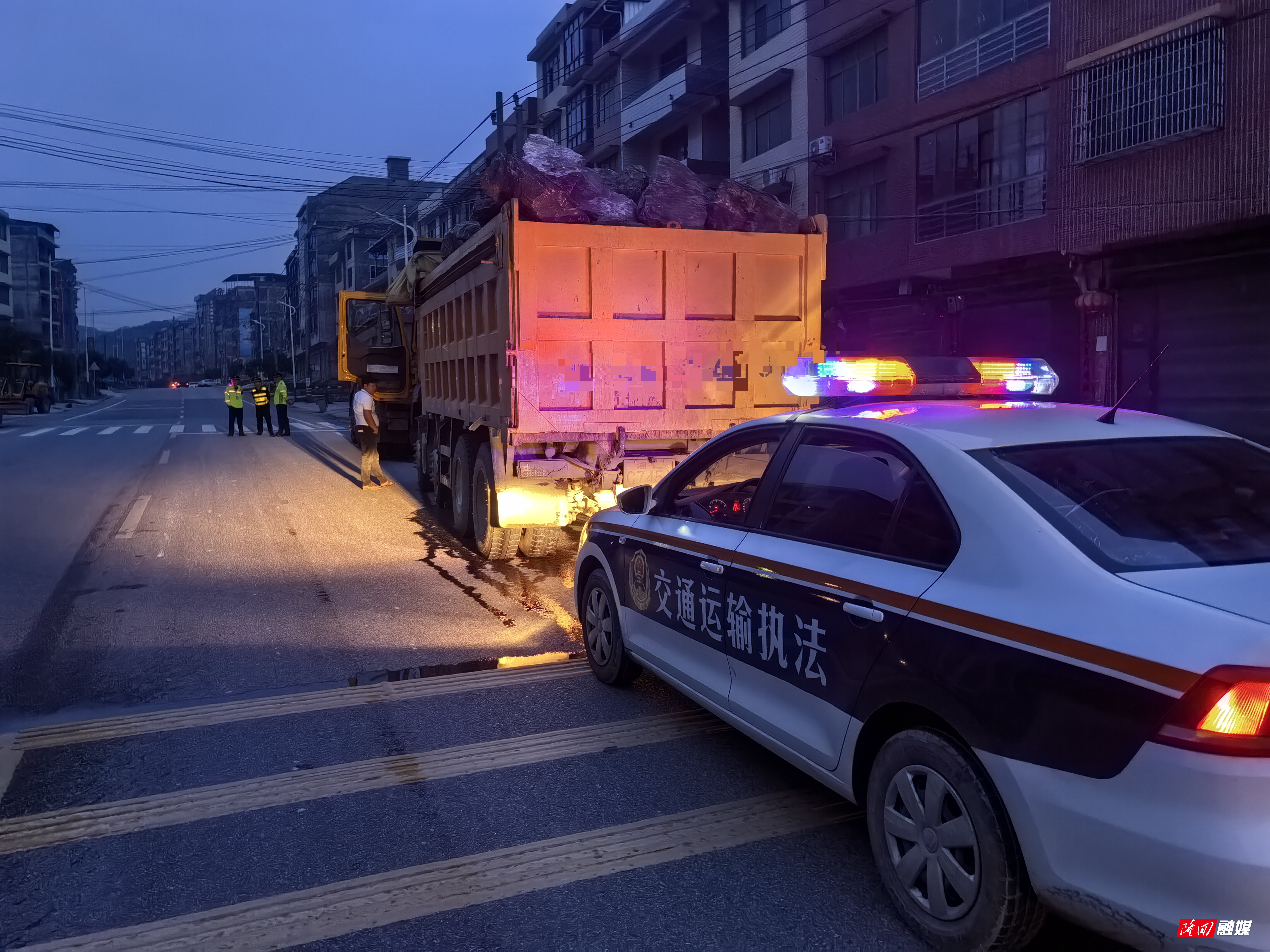 隆回交通执法大队夜查“双百”超限车辆(图1)
