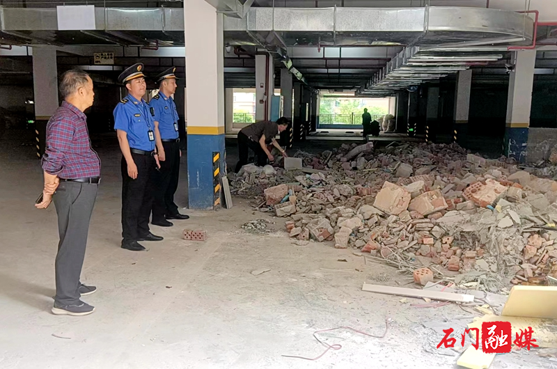 县城管执法局:启动建筑垃圾专项整治行动1.jpg 县城管执法局:启动建筑垃圾专项整治行动1.jpg