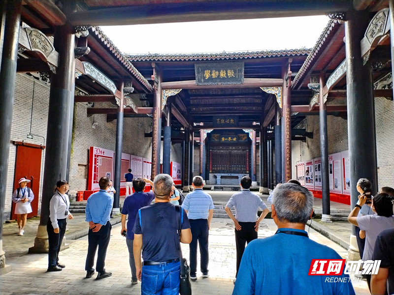 参观朱氏总祠_副本.jpg