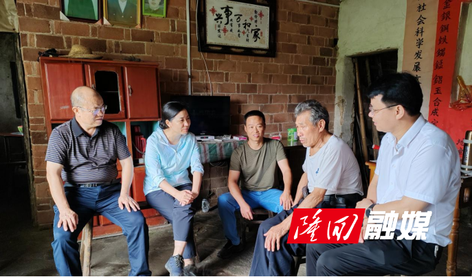 曾艳梅走访慰问困难党员并调研重点工作(图1)