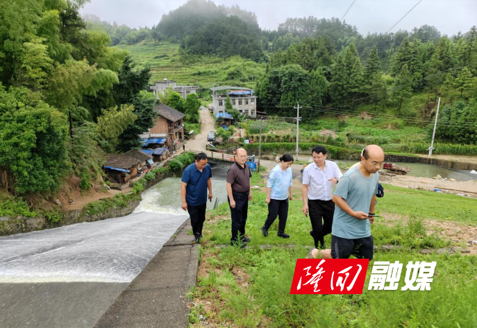 曾艳梅走访慰问困难党员并调研重点工作(图2)