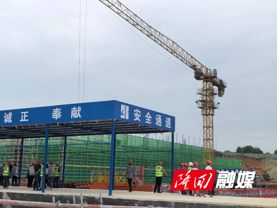 隆回县住建局：强抓扬尘治理 打好蓝天保卫战(图1)