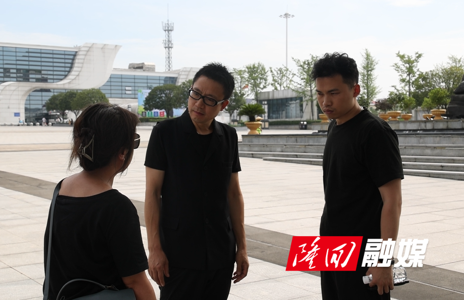 隆回县城管局携手隆回形象大使袁树雄共启垃圾分类视频拍摄新篇章(图1)