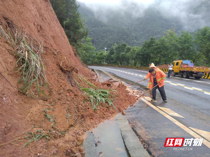 G106六里坳路段山体滑坡_副本.jpg