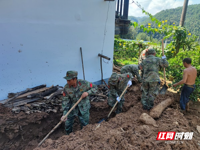 清除危房淤泥（序号4）.jpg