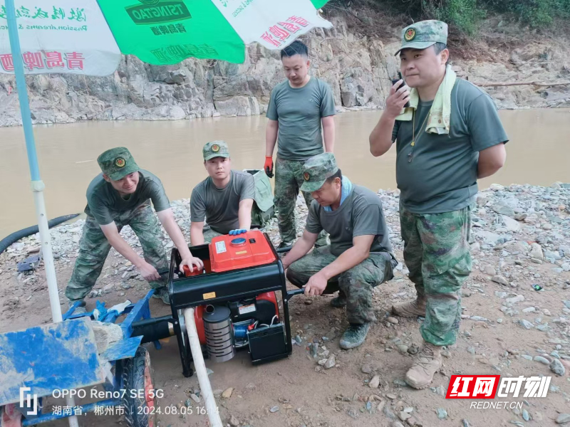 嘉禾县应急局派出民兵架设抽水机开展清淤冲洗1.jpeg