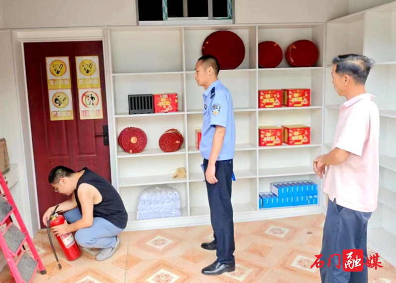 三圣乡：开展烟花爆竹检查 筑牢安全“防火墙”1.jpg