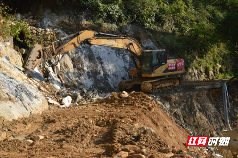 转角的道路被冲毁，一台炮机正在向山体内侧拓宽_副本_副本.png