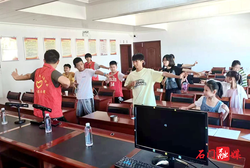 蒙泉镇：公益课堂进乡村 多彩假期暖童心2.jpg