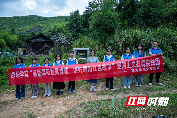 团队成员在罗卓云故居前