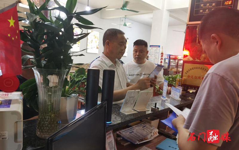 夹山镇:多部门联合开展辖区酒店、宾馆夜查,护航未成年人身心健康1.jpg 夹山镇:多部门联合开展辖区酒店、宾馆夜查,护航未成年人身心健康1.jpg