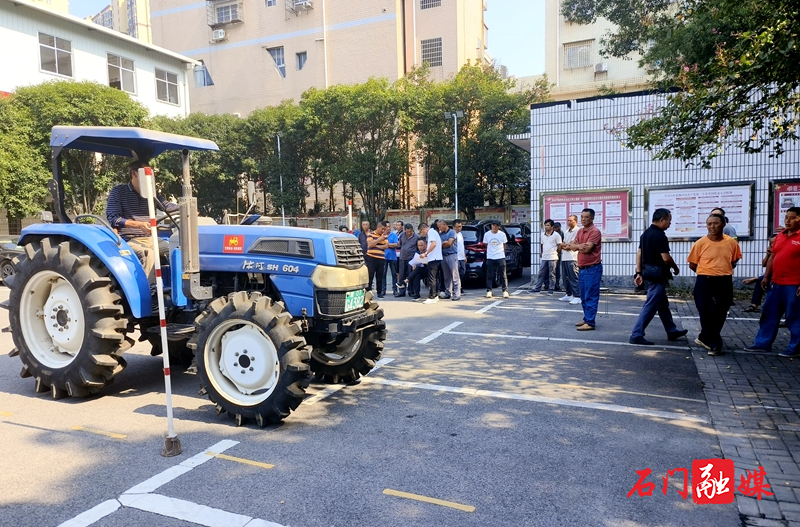 石门农机事务中心:紧握农机方向盘,把牢生产安全关3.jpg 石门农机事务中心:紧握农机方向盘,把牢生产安全关3.jpg