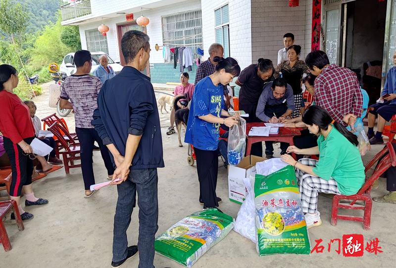 三圣乡:免费发放油菜种 助农秋播促振兴1.jpg 三圣乡:免费发放油菜种 助农秋播促振兴1.jpg