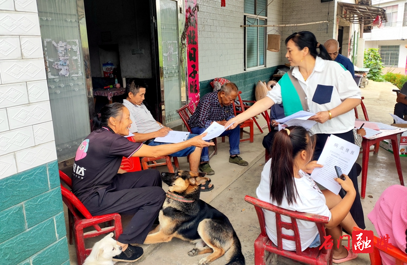 三圣乡:免费发放油菜种 助农秋播促振兴2.jpg 三圣乡:免费发放油菜种 助农秋播促振兴2.jpg