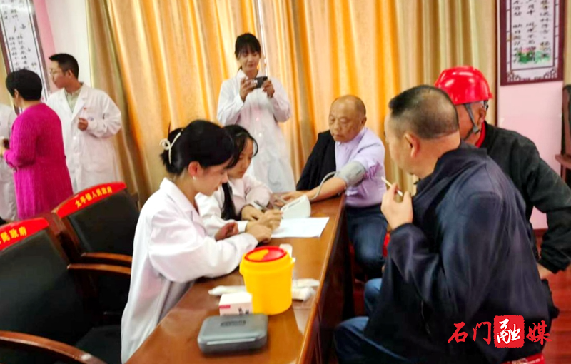 太平镇:携手卫生院开展重阳节健康义诊活动2.jpg 太平镇:携手卫生院开展重阳节健康义诊活动2.jpg