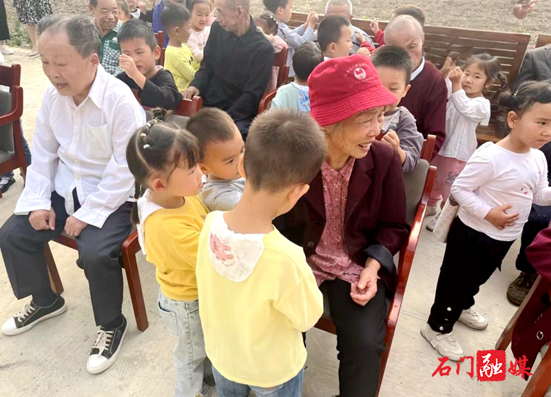 “孝润童心 爱暖重阳”——石门县皂市镇中心幼儿园走进敬老院社会实践活动2.jpg “孝润童心 爱暖重阳”——石门县皂市镇中心幼儿园走进敬老院社会实践活动2.jpg