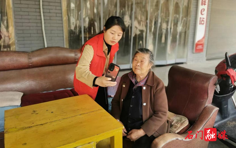青玄山社区:养老认证进家门,上门服务暖人心1.jpg 青玄山社区:养老认证进家门,上门服务暖人心1.jpg