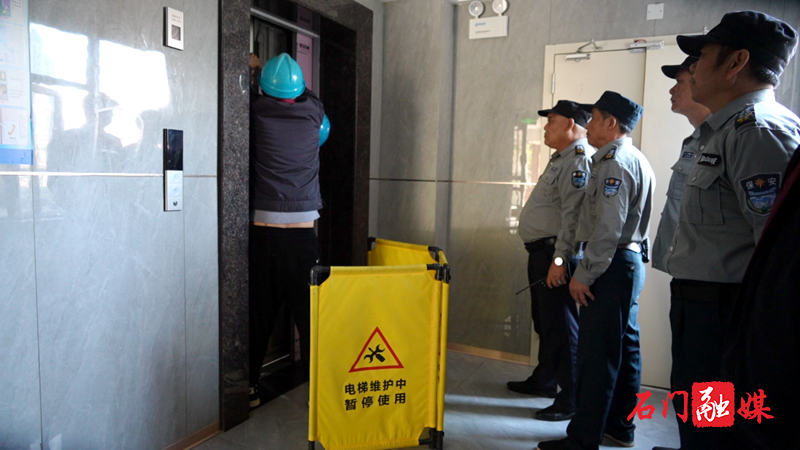 我县开展电梯突发事故应急救援演练2.png 我县开展电梯突发事故应急救援演练2.png