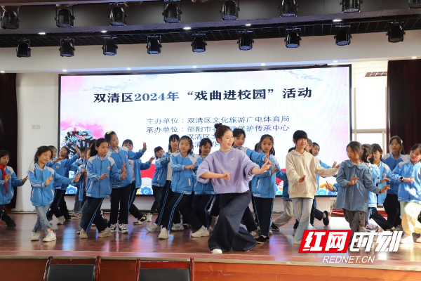 孩子们近距离学习戏曲手势（苏微 供图）.jpg