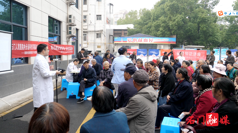 县人民医院开展世界糖尿病日科普教育公益活动1.png 县人民医院开展世界糖尿病日科普教育公益活动1.png
