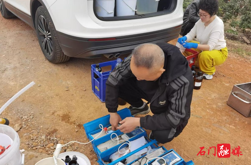 易家渡镇：对境内断面水质进行取样监测1.jpg