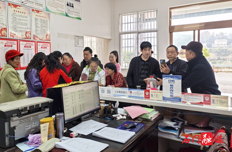 磨市镇:推广使用“救助通”,为困难群众幸福“加码”1.jpg 磨市镇:推广使用“救助通”,为困难群众幸福“加码”1.jpg