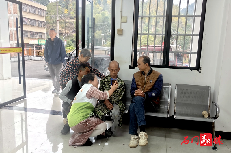 磨市镇:推广使用“救助通”,为困难群众幸福“加码”2.jpg 磨市镇:推广使用“救助通”,为困难群众幸福“加码”2.jpg