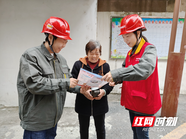 12月3日，邵阳市城市路灯管理所工作人员到香樟社区就近期路灯故障报修处理工作对辖区居民做服务回访。（邓晨程）_副本.jpg