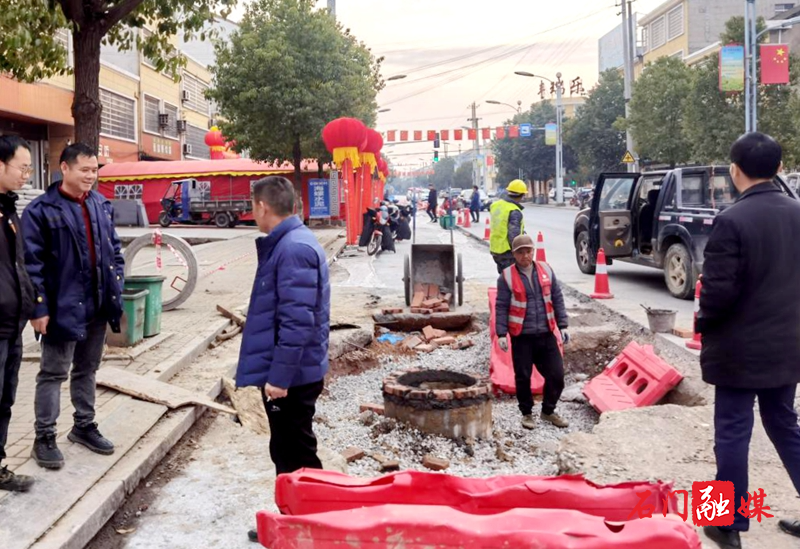 蒙泉镇加速推进白洋湖社区污水管网改造1.jpg 蒙泉镇加速推进白洋湖社区污水管网改造1.jpg