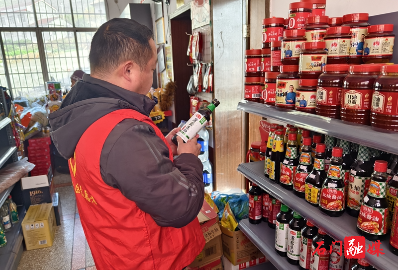 新铺镇毛家峪村:开展食品安全检查 守护群众“舌尖”安全1.jpg 新铺镇毛家峪村:开展食品安全检查 守护群众“舌尖”安全1.jpg