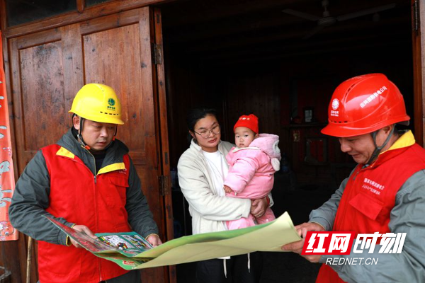 图三：1月14日，国网邵阳供电公司洞口供电所谭坚、尹立勇在10千伏老长线青草分支线青草村开展安全用电走访。（摄影：魏艳）_副本.jpg