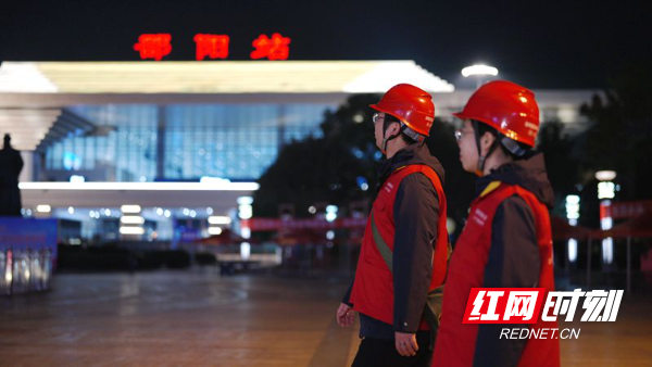 图二：1月10日晚，国网邵阳供电公司大祥服务站工作人员在邵阳火车南站开展走访巡视。（摄影：肖岳阳）_副本.jpg