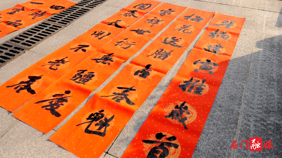县文联、县书法协会开展义写春联送祝福活动4.png 县文联、县书法协会开展义写春联送祝福活动4.png