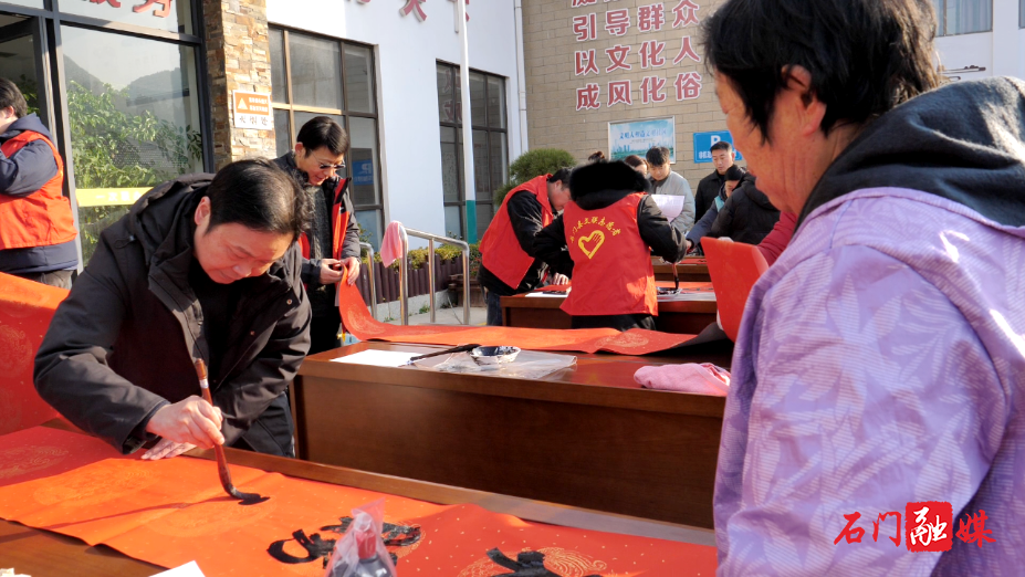 县文联、县书法家协会开展义写春联送祝福活动5.png 县文联、县书法家协会开展义写春联送祝福活动5.png
