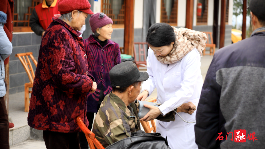 “电骡子”走进剩头疗养院 节前慰问送健康2.jpg