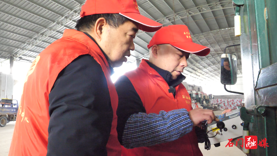 农机检修忙 春耕有保障2.png 农机检修忙 春耕有保障2.png