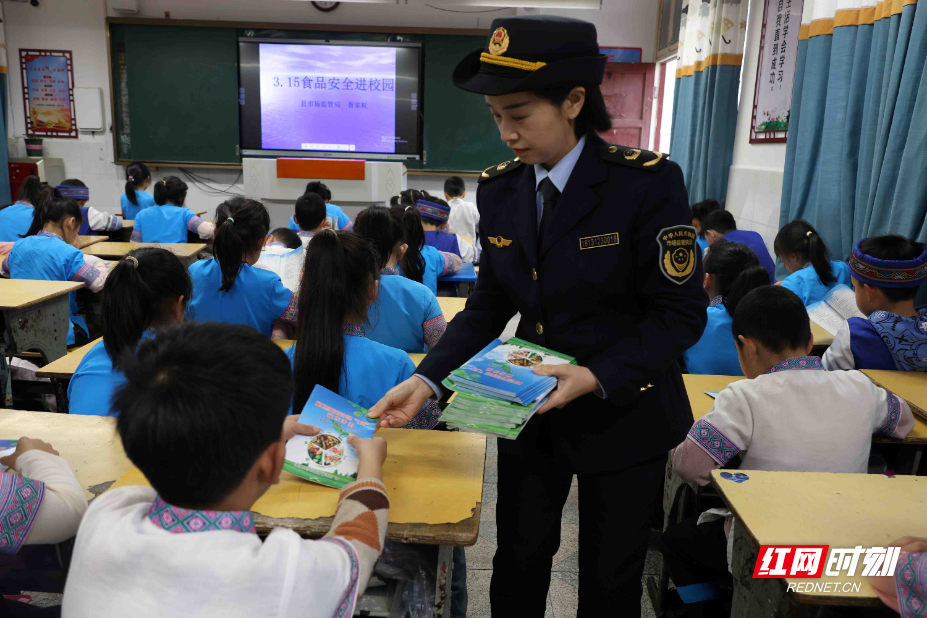 消费维权进校园 用心护航学子成长 (1).JPG