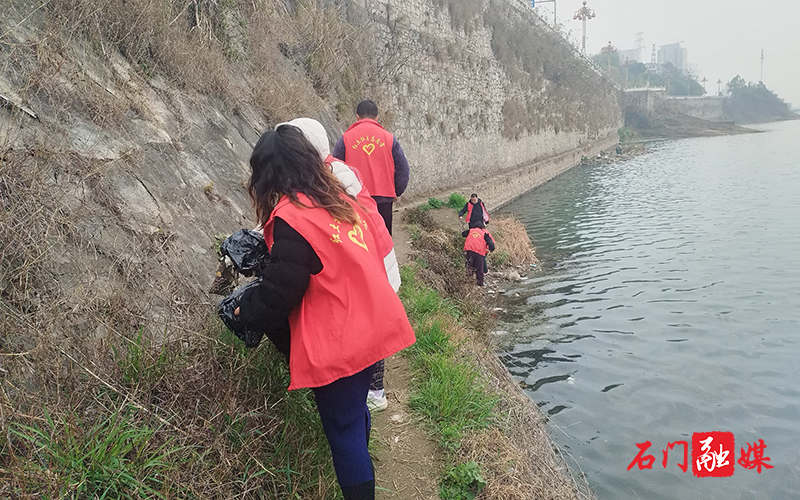 楚江街道红土社区：开展“清河净滩”主题活动2.jpg