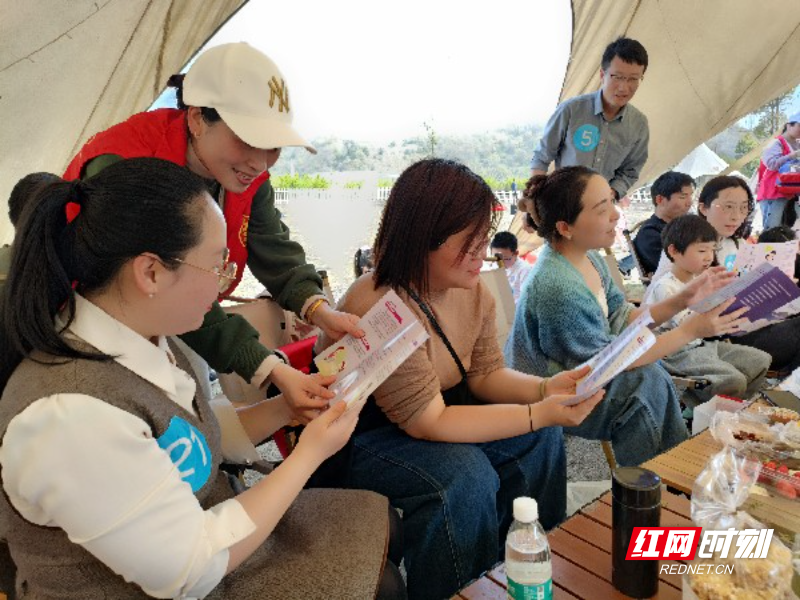 圖三社區工作人員現場宣傳婚育健康知識_副本.jpg